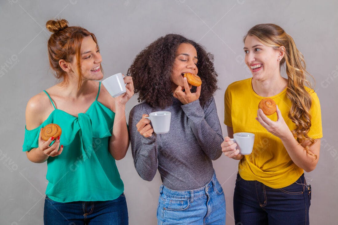 Amigas tomando café e comendo doces