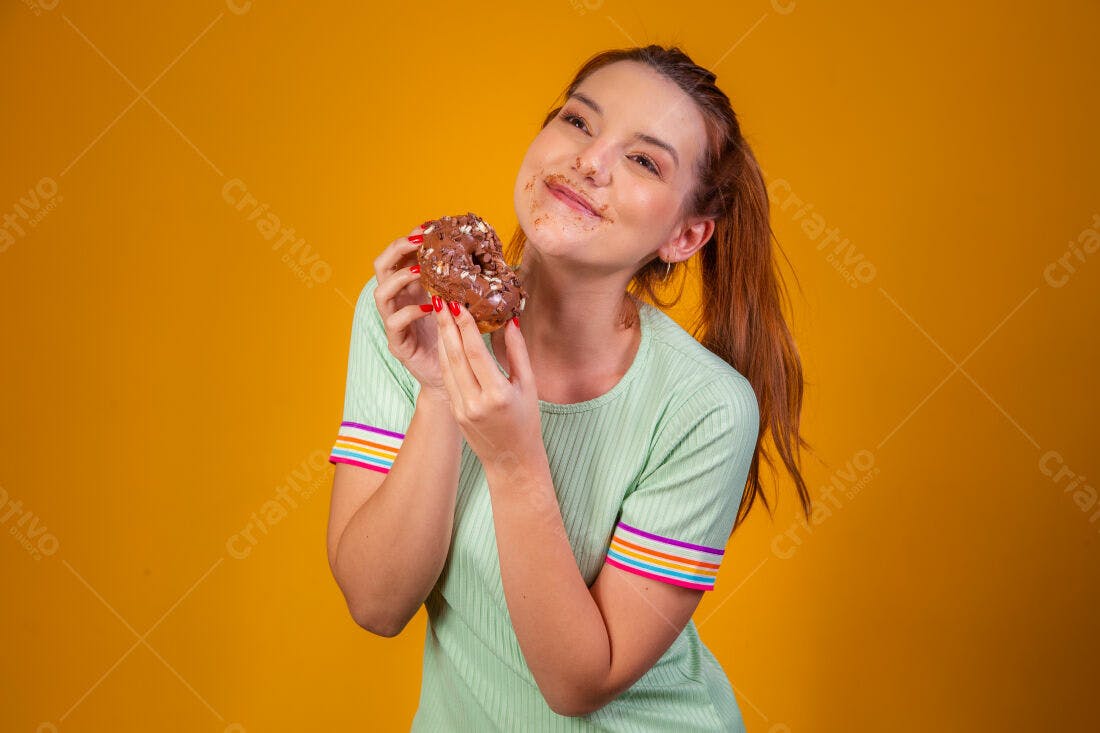 Mulher comendo donut de chocolate