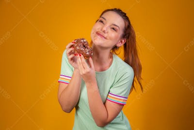 Jovem Bonita Comendo Donuts Chocolate Camiseta Verda 2