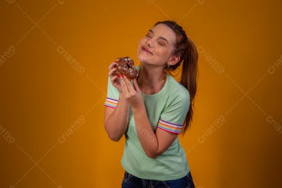 Jovem Bonita Comendo Donuts Chocolate Camiseta Verda 3
