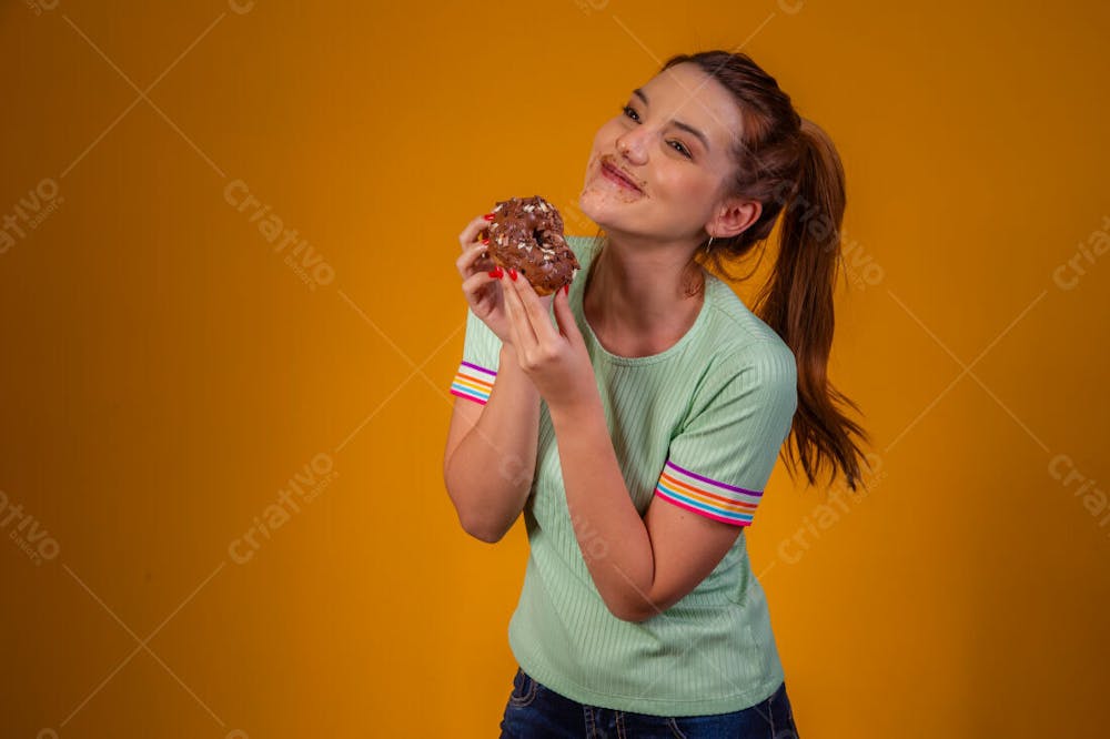 Jovem Bonita Comendo Donuts Chocolate Camiseta Verda 4