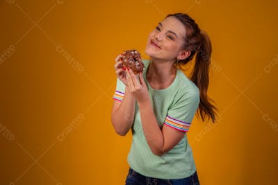 Jovem Bonita Comendo Donuts Chocolate Camiseta Verda 4