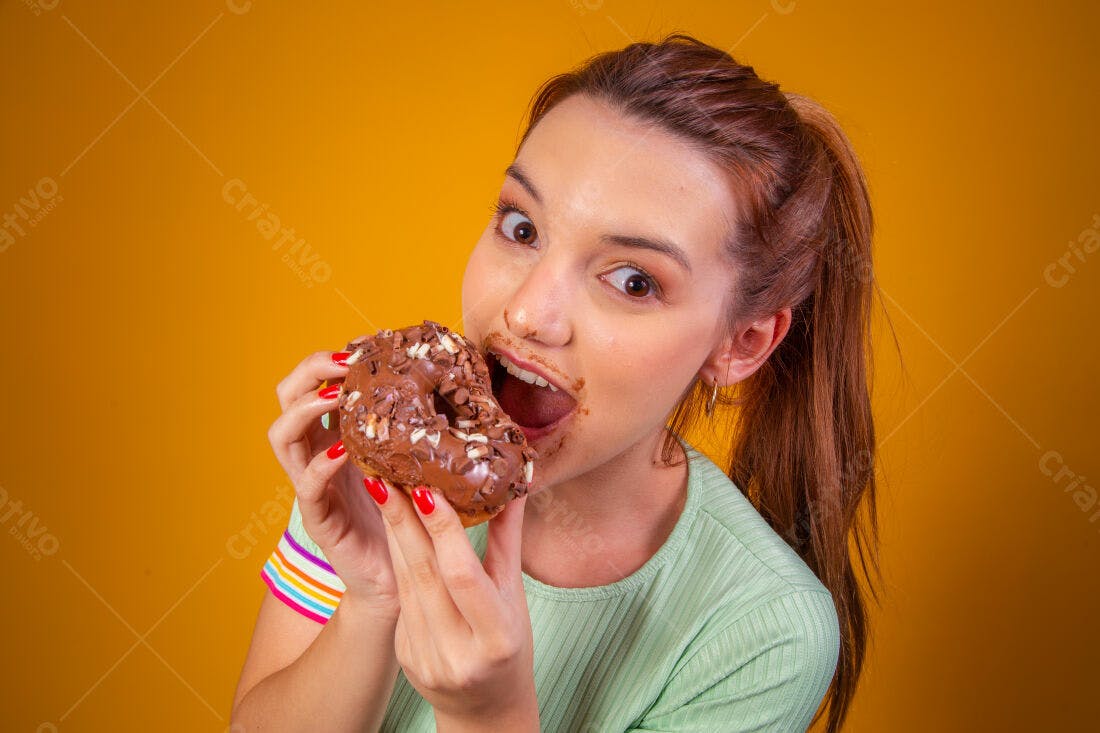 Mulher mordendo donut chocolate fundo amarelo