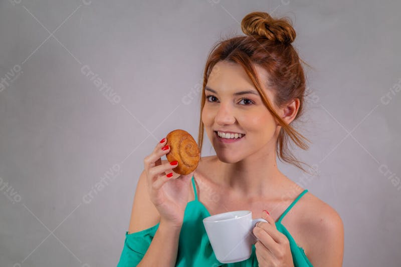 Jovem bonita comendo donuts chocolate tomando café camiseta verde 2