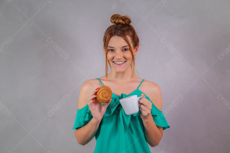 Jovem bonita comendo donuts chocolate tomando café camiseta verde 3