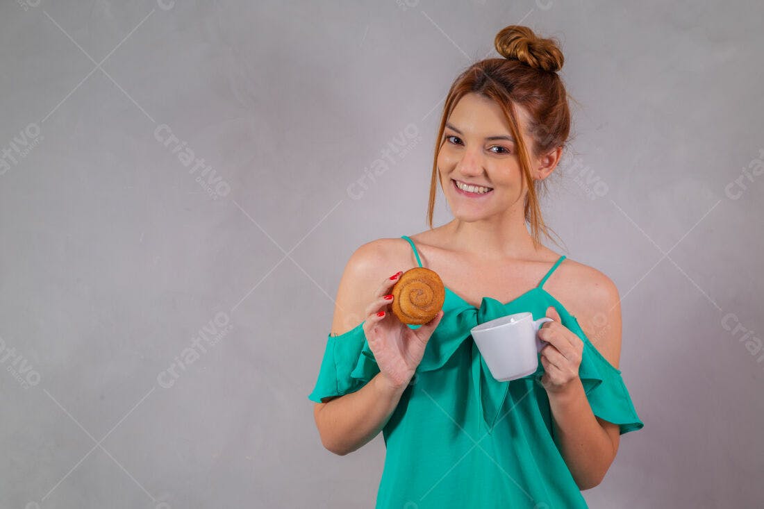Mulher jovem com café e doce