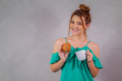 Jovem Bonita Comendo Donuts Chocolate Tomando Café Camiseta Verde 4