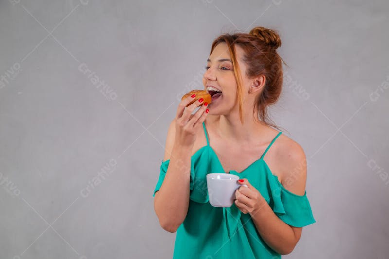 Jovem bonita comendo donuts chocolate tomando café camiseta verde 5