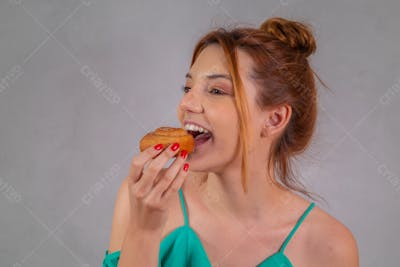 Jovem Bonita Comendo Donuts Chocolate Tomando Café Camiseta Verde 6