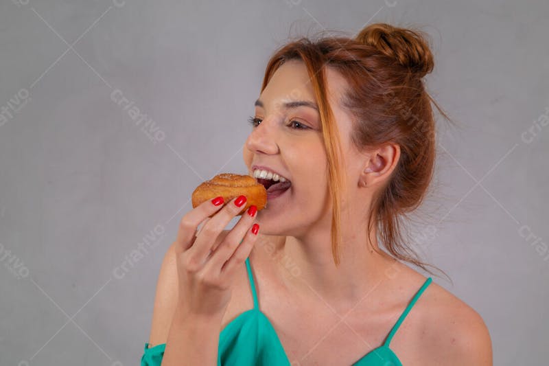 Jovem bonita comendo donuts chocolate tomando café camiseta verde 6