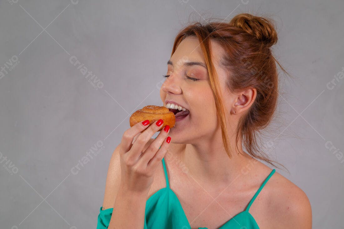 Mulher comendo doce saboroso