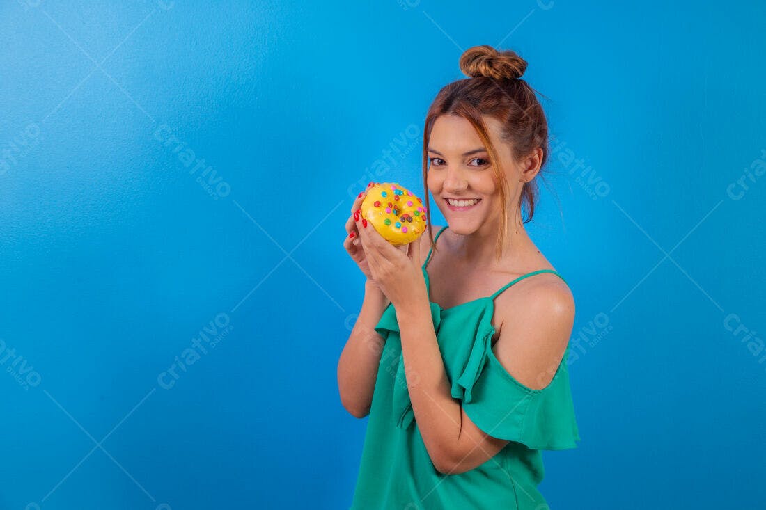 Mulher feliz com donut amarelo