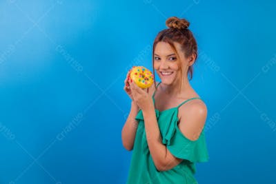 Jovem Bonita Comendo Donuts Chocolate Tomando Café Camiseta Verde 8