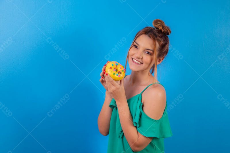 Jovem bonita comendo donuts chocolate tomando café camiseta verde 9