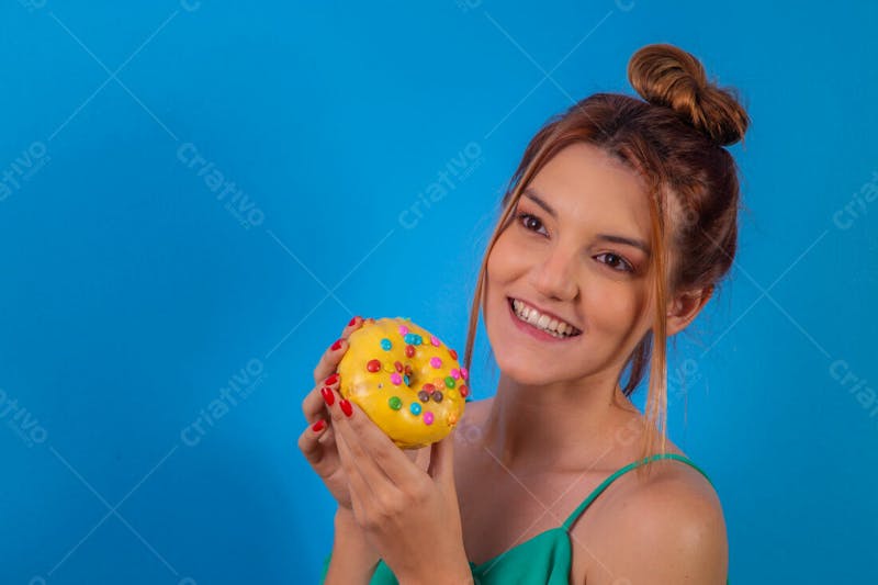 Jovem bonita comendo donuts chocolate tomando café camiseta verde 10