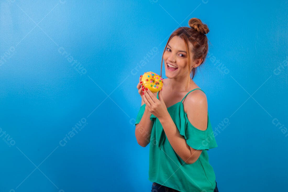 Mulher feliz com donut amarelo fundo azul