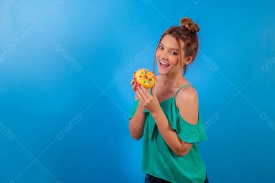 Jovem Bonita Comendo Donuts Chocolate Tomando Café Camiseta Verde 11