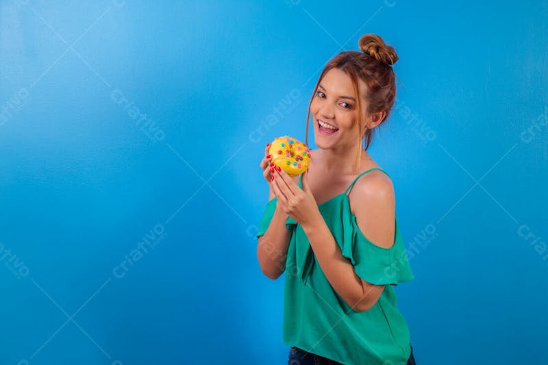 Jovem bonita comendo donuts chocolate tomando café camiseta verde 11