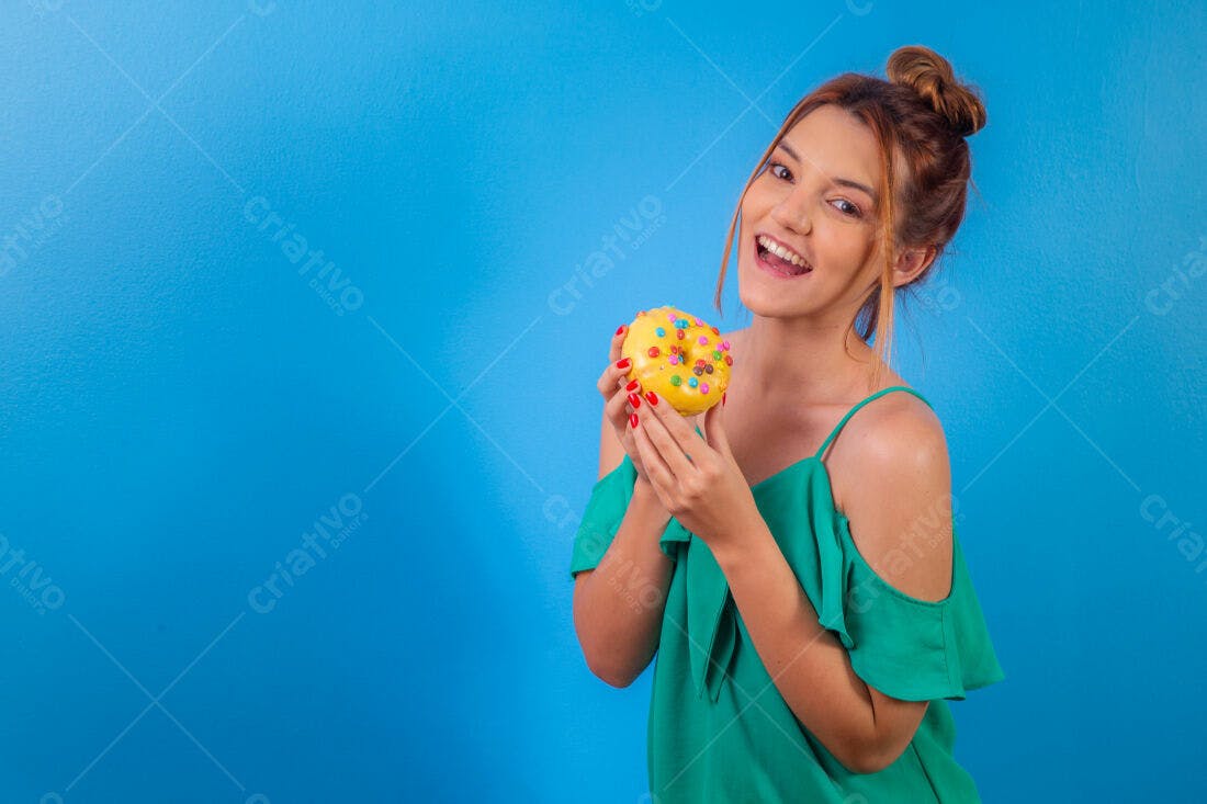 Mulher feliz com donut amarelo fundo azul
