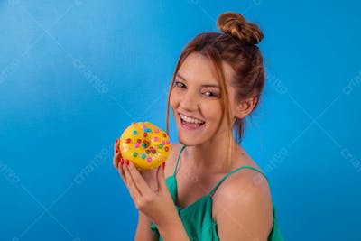 Jovem Bonita Comendo Donuts Chocolate Tomando Café Camiseta Verde 13
