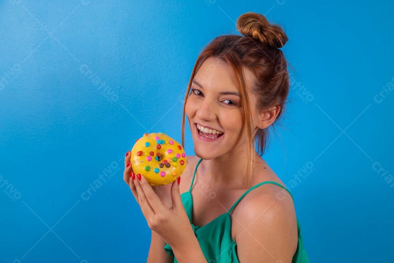 Jovem bonita comendo donuts chocolate tomando café camiseta verde 13