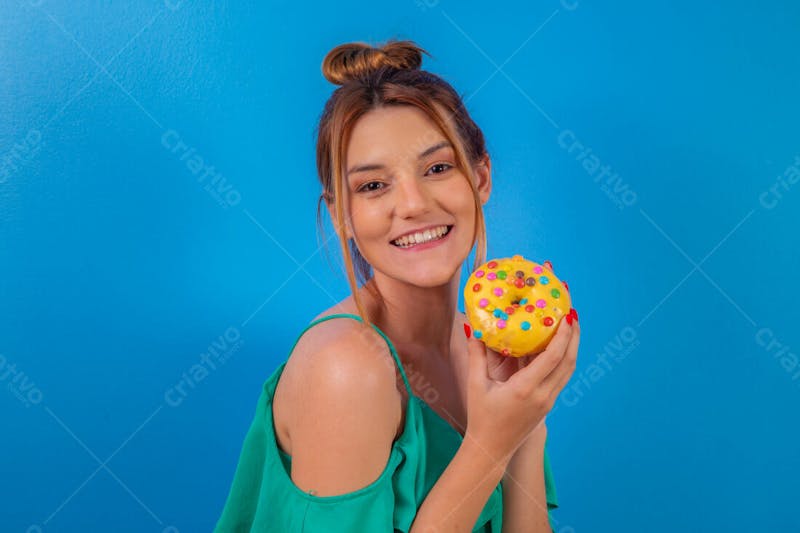 Jovem bonita comendo donuts chocolate tomando café camiseta verde 14