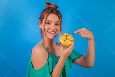 Jovem Bonita Comendo Donuts Chocolate Tomando Café Camiseta Verde 15