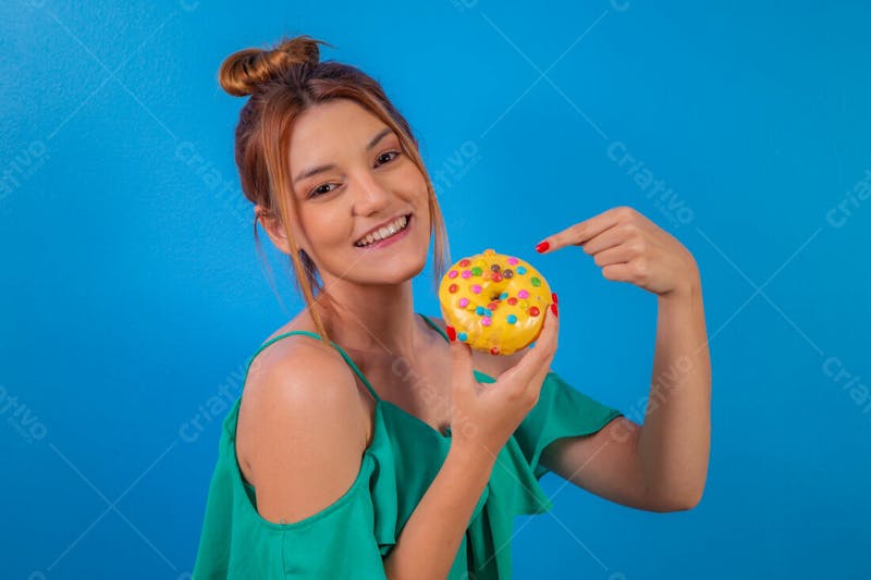 Jovem bonita comendo donuts chocolate tomando café camiseta verde 16