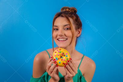 Jovem Bonita Comendo Donuts Chocolate Tomando Café Camiseta Verde 17