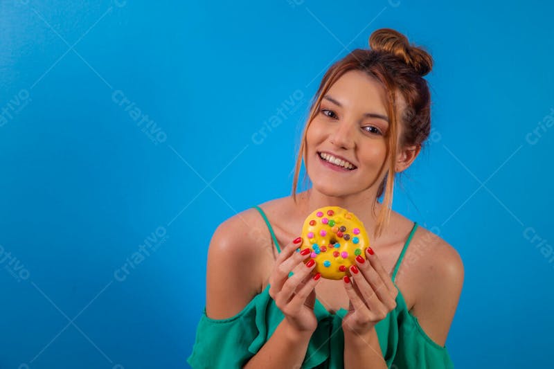 Jovem bonita comendo donuts chocolate tomando café camiseta verde 18