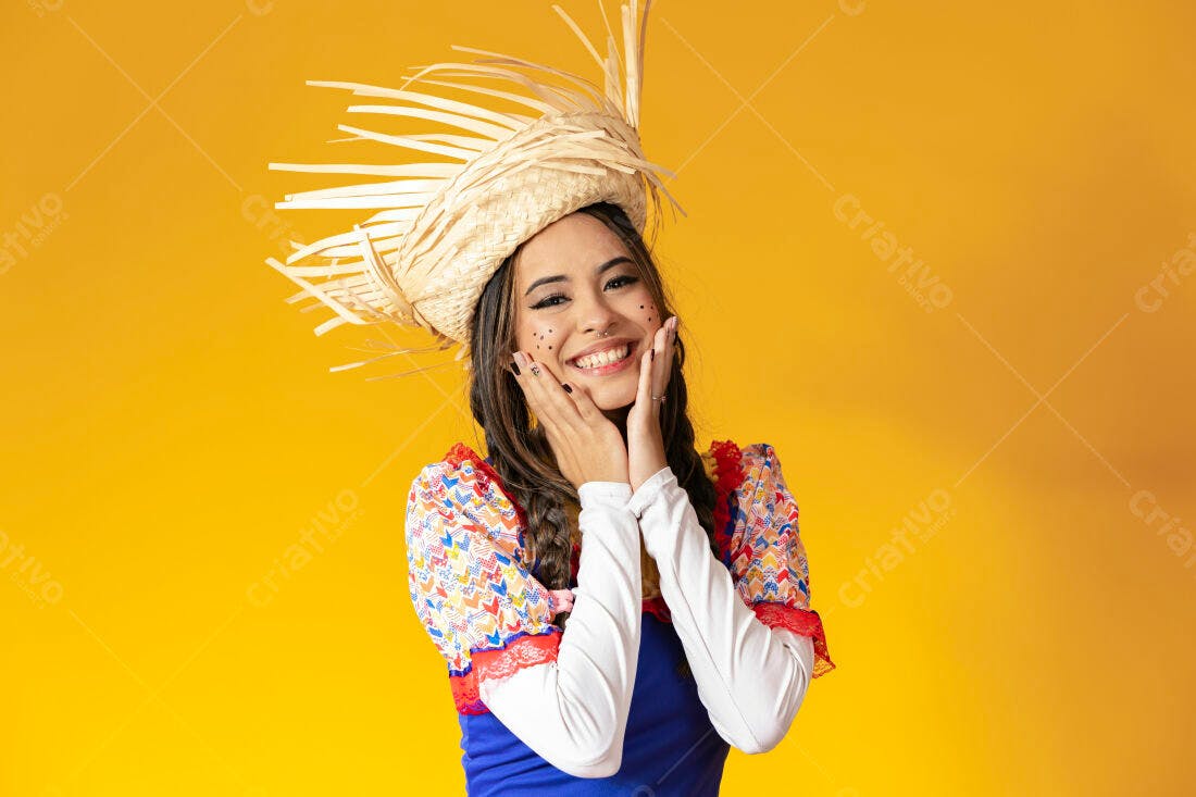 Mulher sorridente Festa Junina chapéu palha