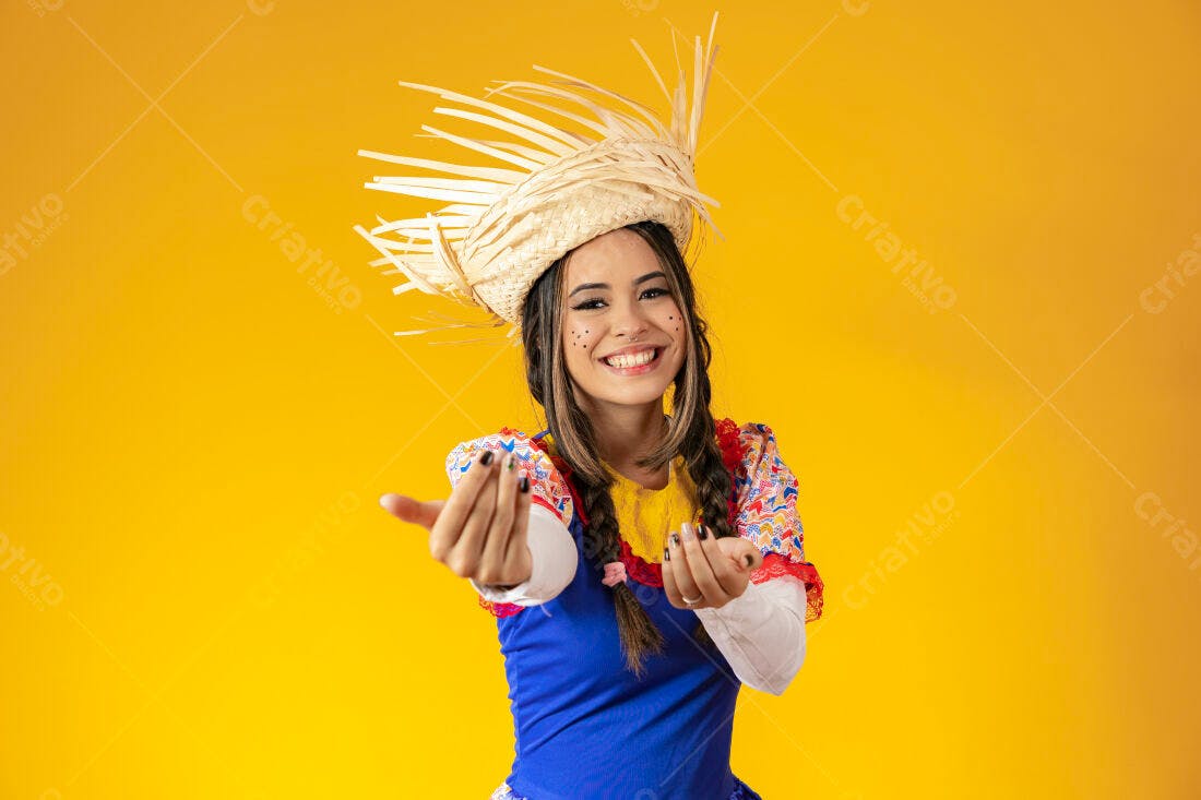Mulher sorridente em traje de festa junina