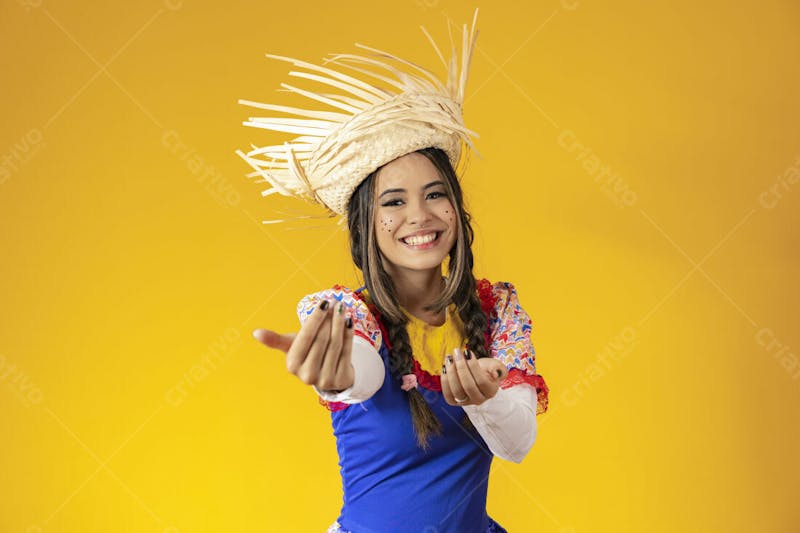 Mulher bonita com chápeu chamando para festa junina ou julina