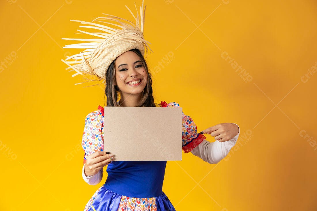Mulher Festa Junina segurando cartaz amarelo