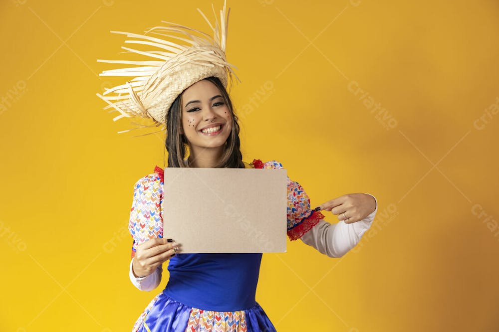 Mulher Bonita Com Chápeu E Placa Para Festa Junina Ou Julina 1