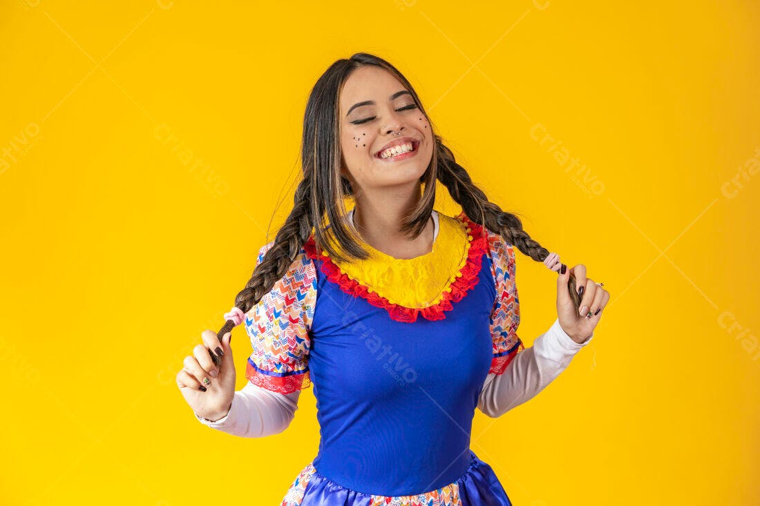 Mulher alegre em vestido junino amarelo e azul