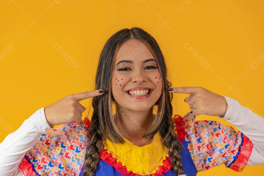 Mulher sorridente Festa Junina roupa colorida