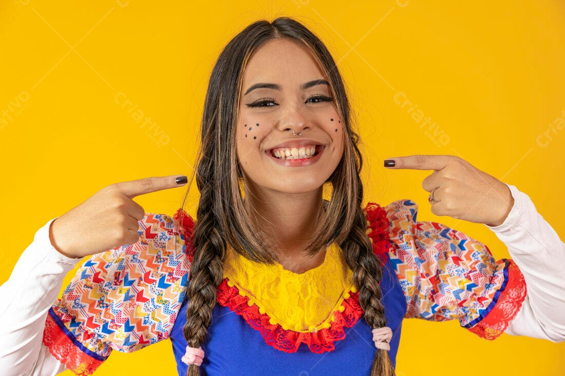 Mulher sorridente festa junina roupa colorida