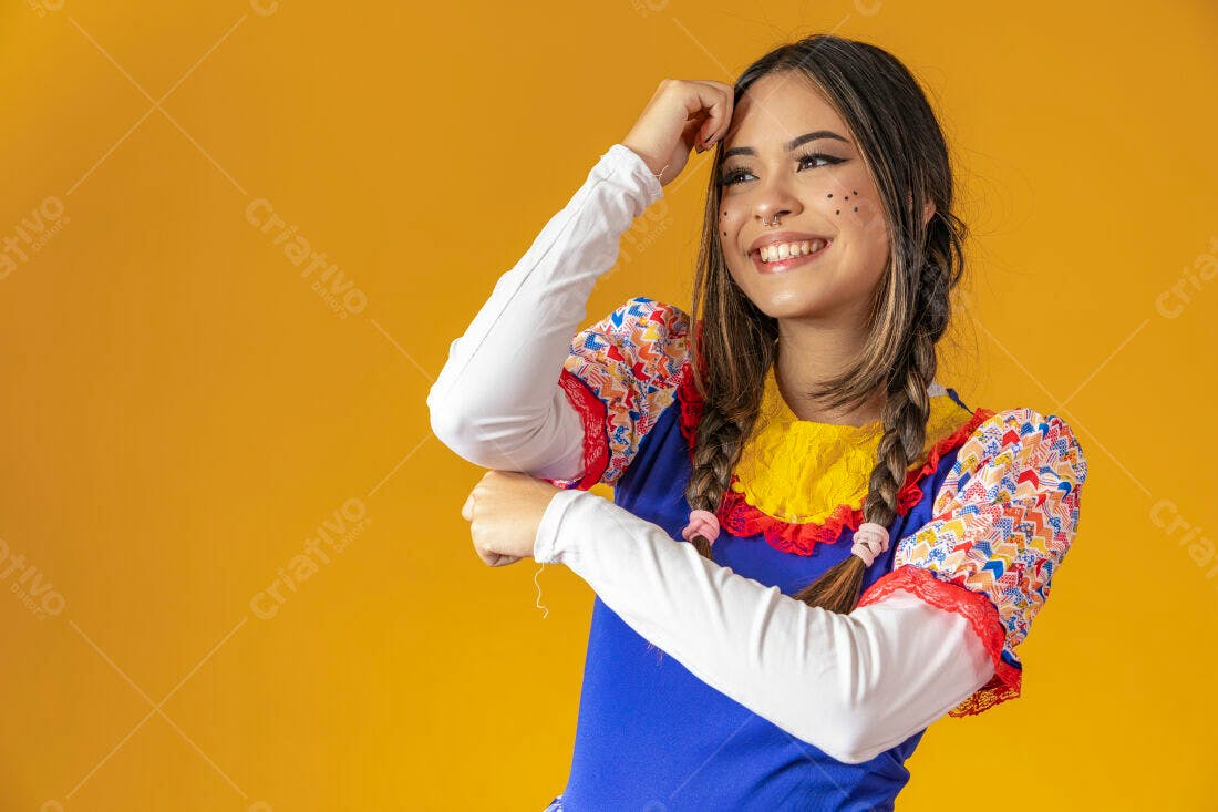 Mulher sorridente em traje de festa junina