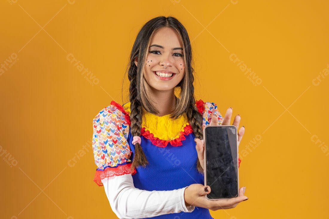 Mulher sorridente mostrando celular Festa Junina