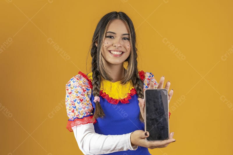 Mulher bonita caipira com celular na mão festa junina ou julina