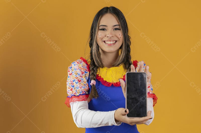 Mulher bonita caipira com celular na mão festa junina ou julina 1