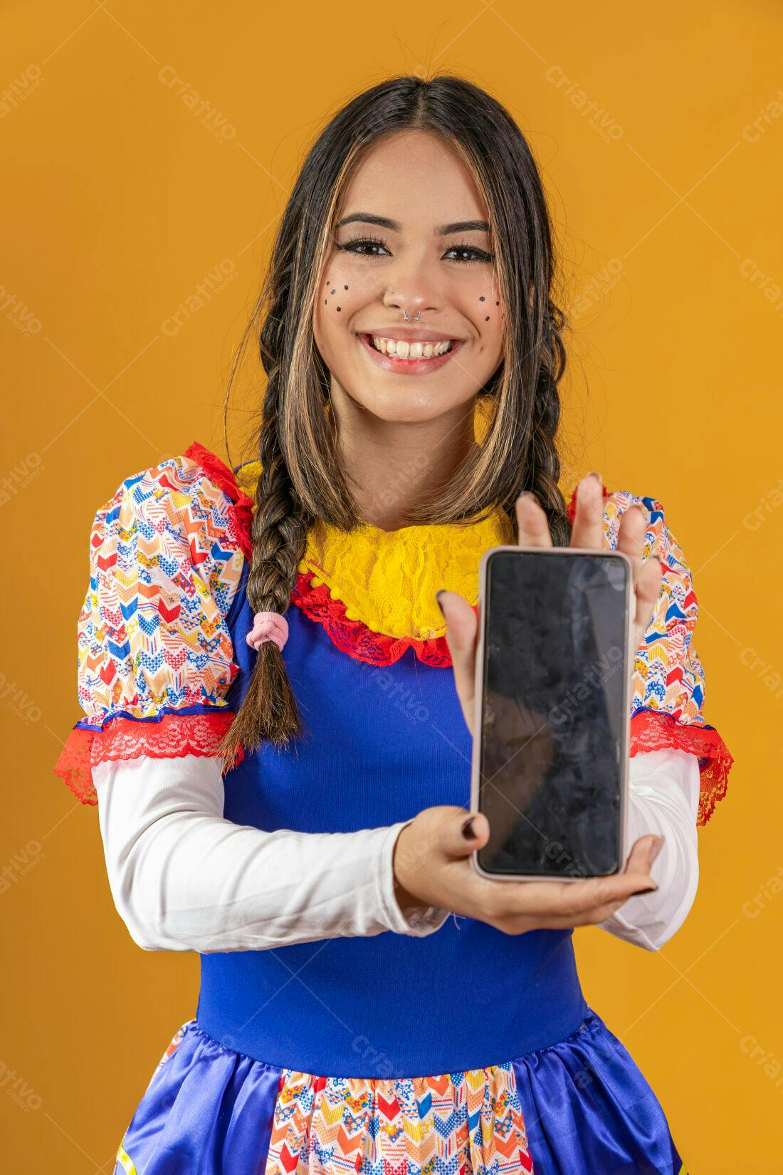 Mulher sorridente com celular Festa Junina