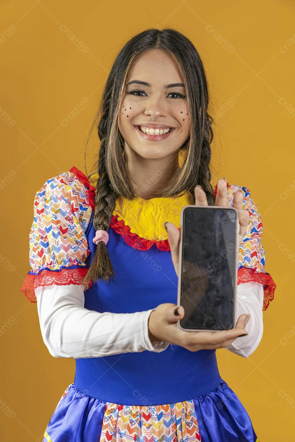 Mulher Bonita Caipira Com Celular Na Mão Festa Junina Ou Julina 2