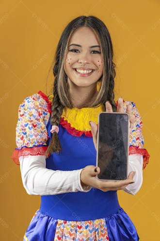 Mulher bonita caipira com celular na mão festa junina ou julina 2