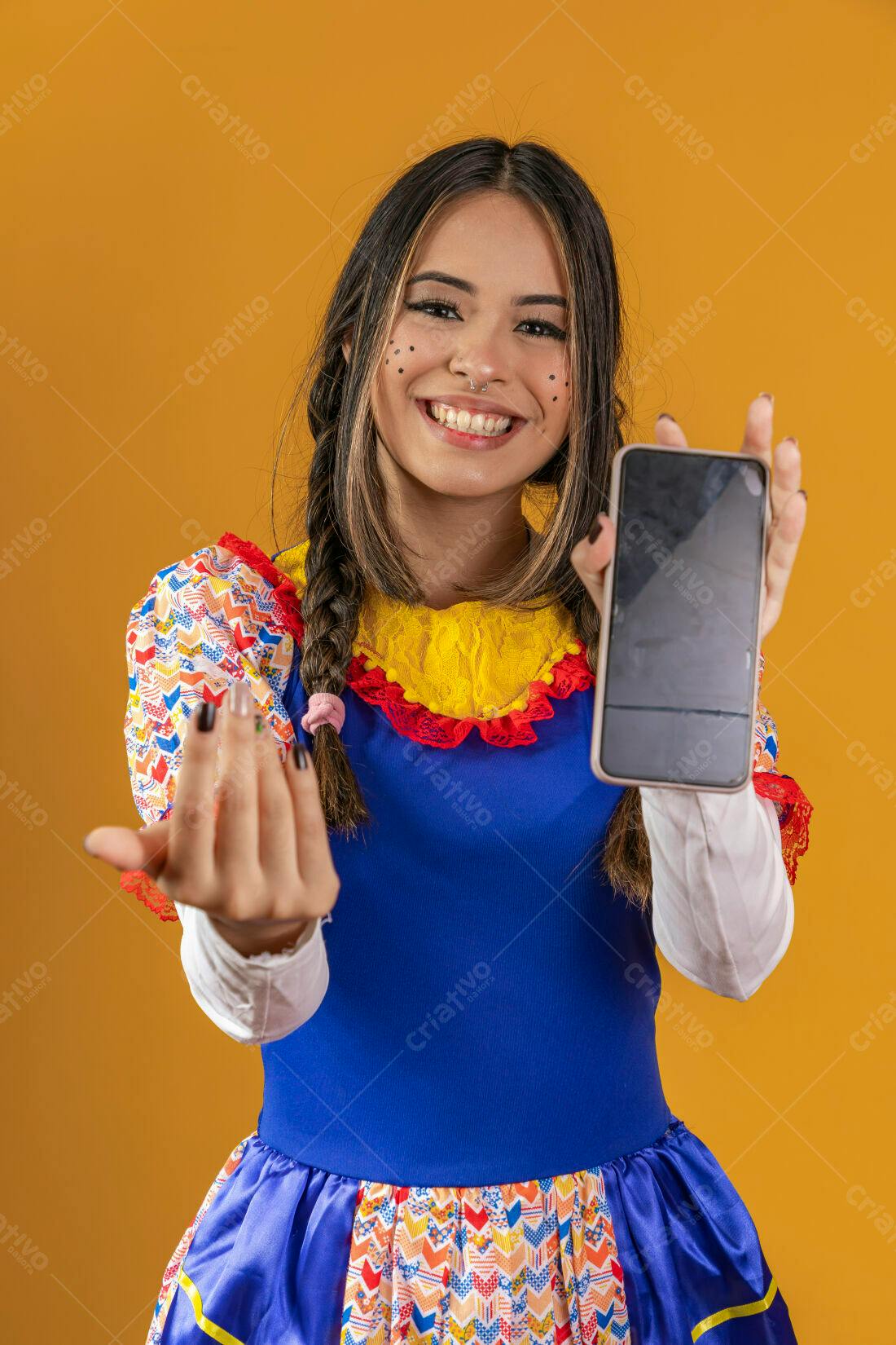 Mulher jovem mostrando celular Festa Junina