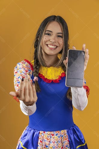 Mulher bonita caipira com celular na mão festa junina ou julina 3