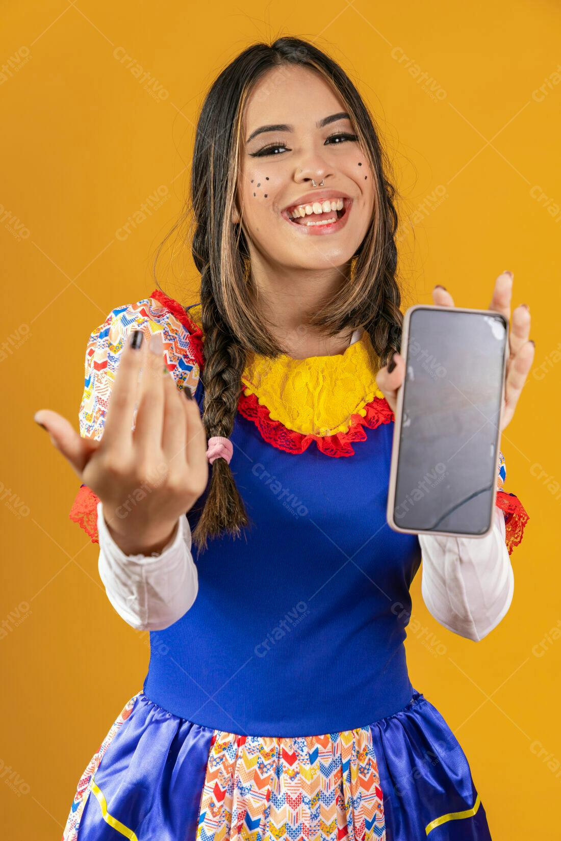 Mulher jovem em roupa de festa junina com celular