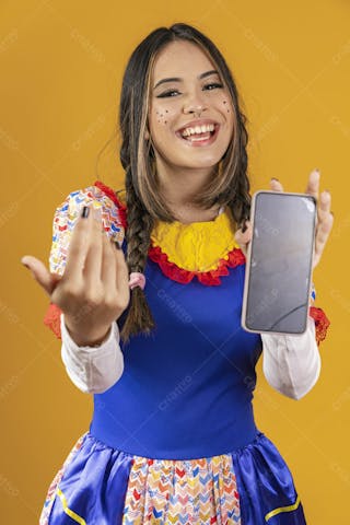 Mulher bonita caipira com celular na mão festa junina ou julina 4