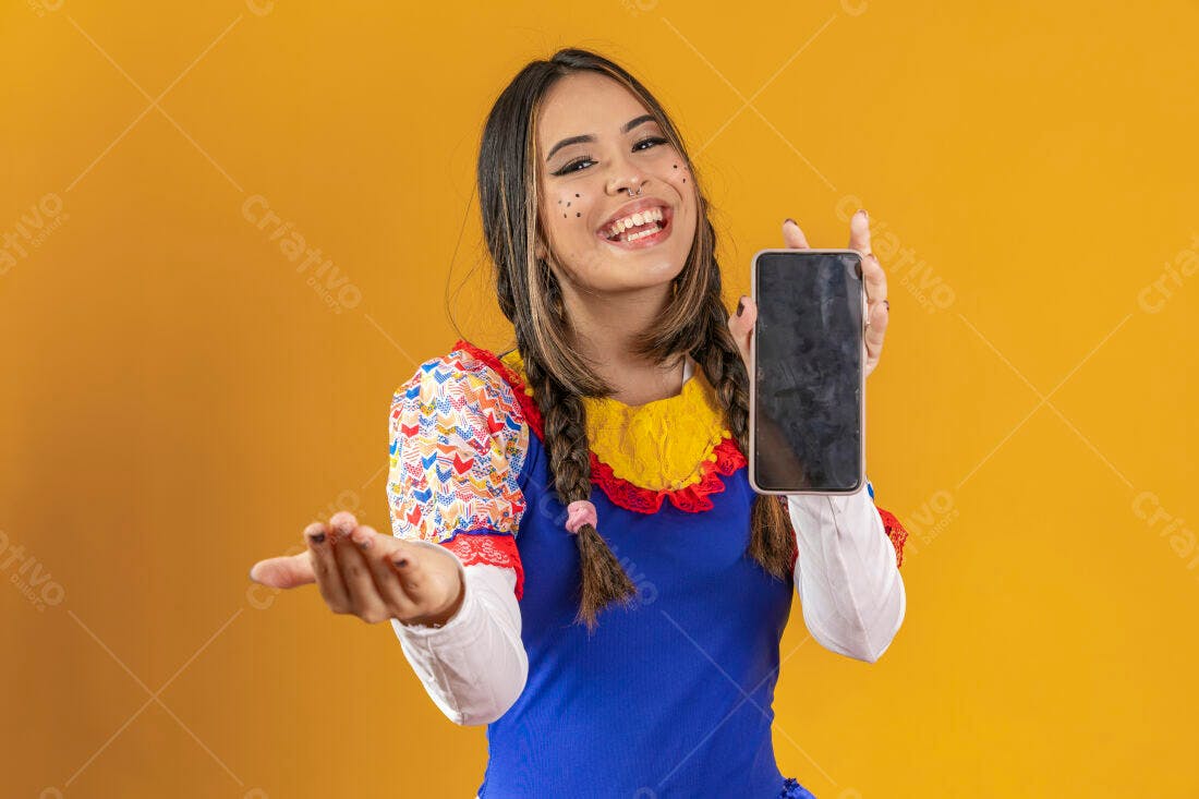 Mulher sorridente em roupa de festa junina mostrando celular